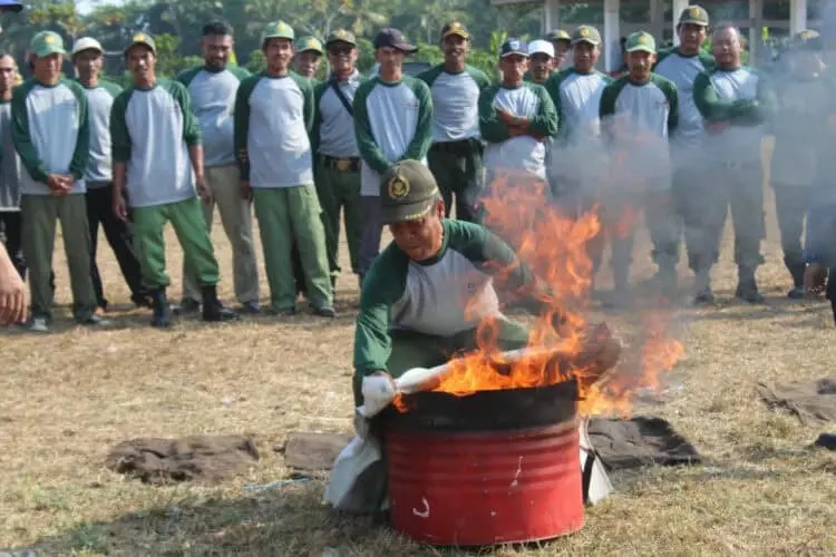 Ratusan Linmas di Sukaresmi Dikumpulkan, BPBDPK Pandeglang Beri Pelatihan Damkar