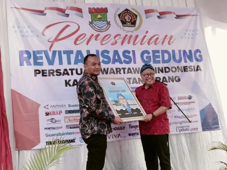 Anggota DPR RI Ananta Wahana Raih Penghargaan Sahabat PWI