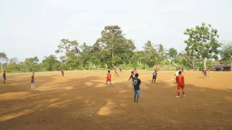 BERMAIN SEPAKBOLA - Dua tim sepakbola di Kelurahan Juhut, sedang bermain, Senin (11/9/2023). (FAHRIE/SATELITNEWS.COM)