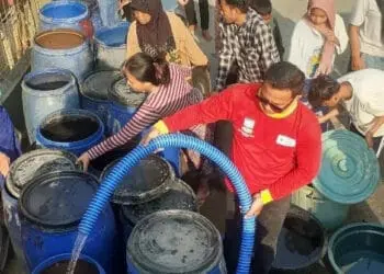 Penyaluran air bersih akibat terdampak kemarau panjang, di wilayah Kabupaten Serang. (ISTIMEWA)