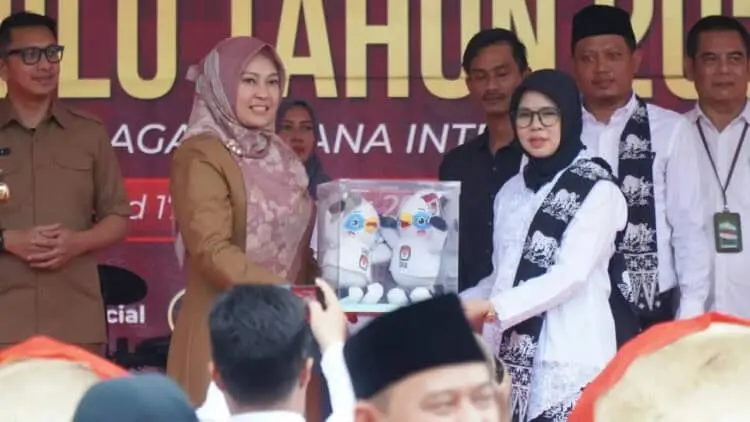 Ketua KPU Pandeglang Nur Azizah (kanan), serahkan simbol Pemilu 2024 ke Bupati Pandeglang Irna Narulita, di acara Kirab Pemilu 2024, di Alun-alun setempat, Senin (11/9/2023). (ISTIMEWA)