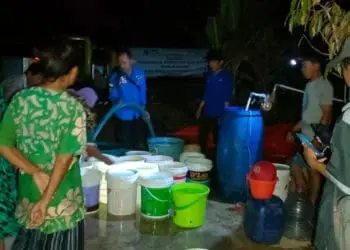 ANTRE AIR BERSIH - Ratusan warga Kecamatan Sindangresmi, Kabupaten Pandeglang, antre air bersih, beberapa waktu lalu. (DOKUMEN/SATELITNEWS.COM)