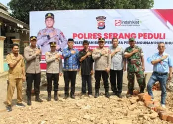 Polres Serang dan PT Indah Kiat Bedah Rumah warga miskin, Senin (18/9/2023). (ISTIMEWA)