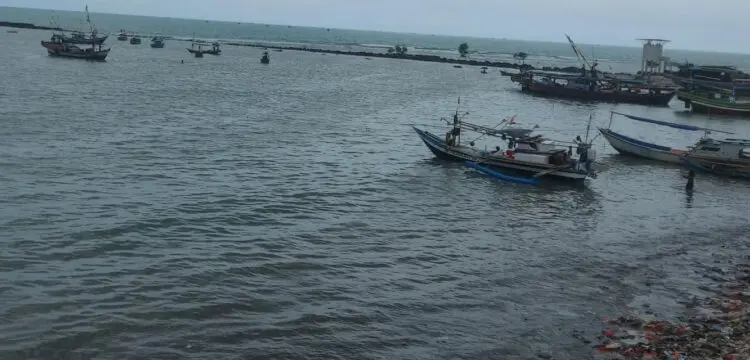 Perahu nelayan, sandar di perairan Teluk, Kecamatan Labuan, Kabupaten Pandeglang, Selasa (19/9/2023). (FAHRIE/SATELITNEWS.COM)