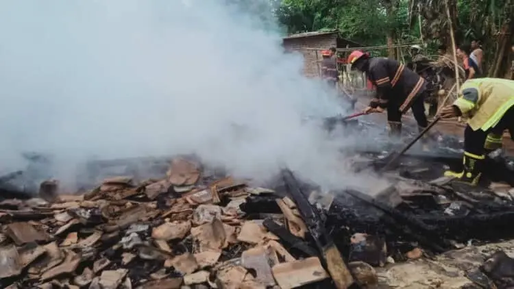 Sedang Masak Pakai Kompor Tungku Malah Ditinggal, Akhirnya Rumahnya Ludes Terbakar