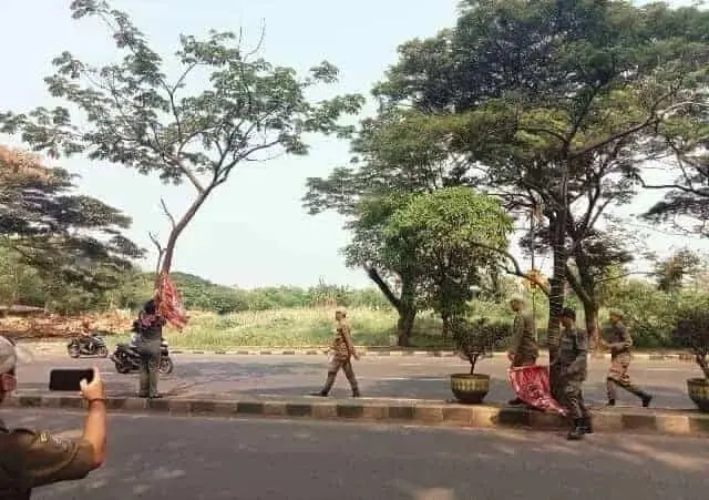 Bawaslu Kota Tangerang Tertibkan 100 APS di Jalan Protokol Bawaslu Kota Tangerang Tertibkan 100 APS di Jalan Protokol