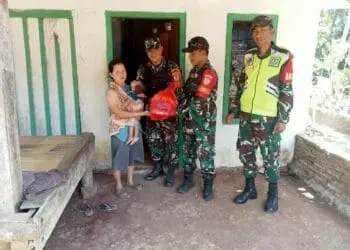 Ringankan Beban Kehidupan Masyarakat, Danramil Cimanggu Bagikan Paket Sembako