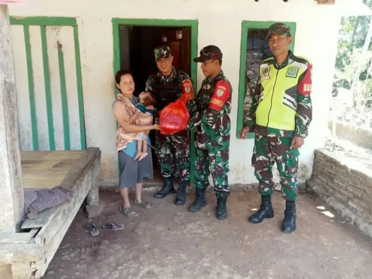 Ringankan Beban Kehidupan Masyarakat, Danramil Cimanggu Bagikan Paket Sembako