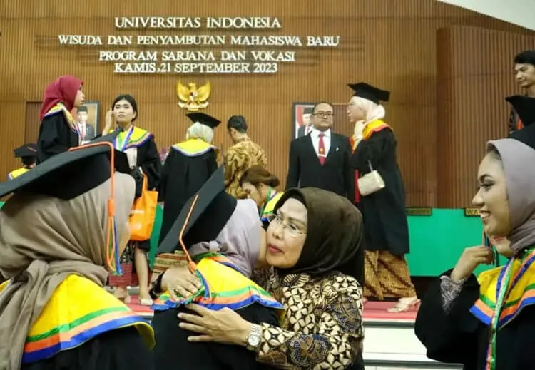 Bupati Serang Ratu Tatu Chasanah, berpelukan dengan seorang wisudawati, Jumat (22/9/2023). (ISTIMEWA)