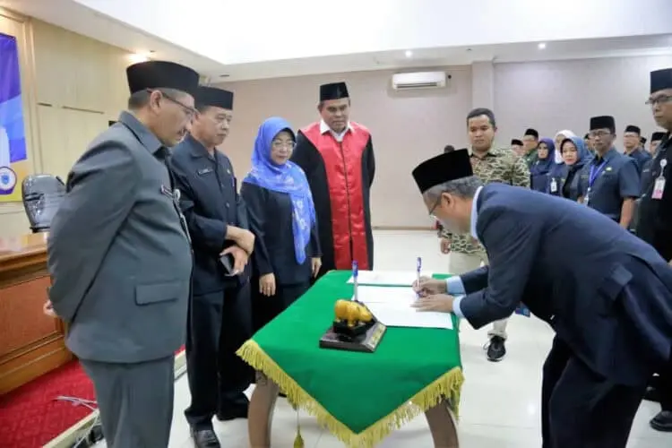 Sekda Kabupaten Pandeglang Ali Fahmi Sumanta, menyaksikan penandatanganan berita acara pelantikan, Jumat (22/9/2023). (FAHRIE/SATELITNEWS.COM)
