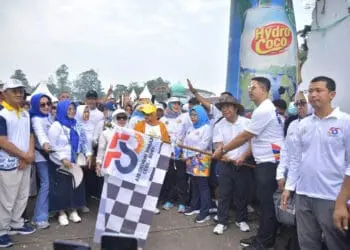 Pj Gubernur Banten Al Muktabar dan Ketua Umum Kadin Banten M. Azzari Jayabaya, melepas peserta Jalan Sehat dalam rangka HUT Kadin ke 55, Minggu (25/9/2023). (ISTIMEWA)