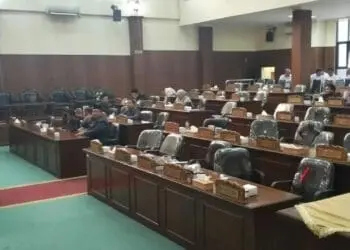 Puluhan kursi anggota DPRD Pandeglang, terlihat kosong, di ruang Paripurna DPRD setempat, Rabu (27/9/2023). (FAHRIE/SATELITNEWS.COM)