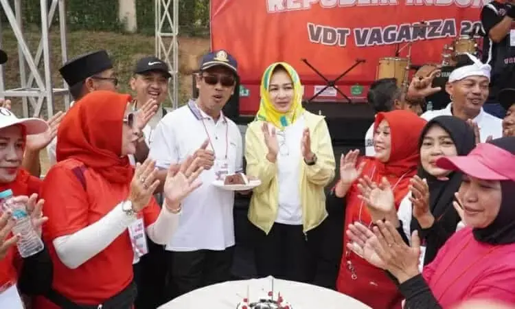 Olahraga Bareng Warga, Airin Dikejutkan dengan Kado Ultah