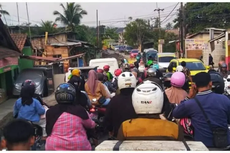 Perbaikan Jembatan Batubantar Pandeglang Belum Selesai, Pengendara : Bosan Tiap Sore Pasti Macet