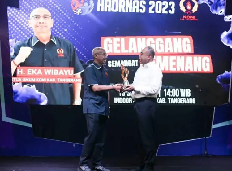 Wariskan Infrastruktur Olahraga, KONI Kabupaten Tangerang Beri Zaki Iskandar Penghargaan