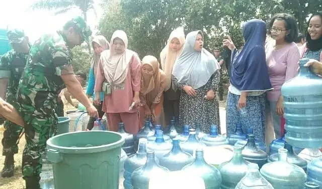 TNI Saluran Ribuan Liter Air Bersih ke Lebak
