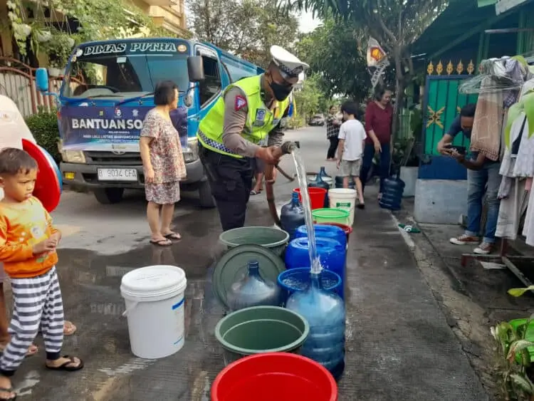 Air Warga di Periuk Jaya Keruh, Polrestro Tangerang Kota Beri Bantuan Air Bersih