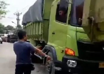 Mlipir Lalu Seenaknya Parkir, Warga di Lebak Usir Truk Pengangkut Pasir