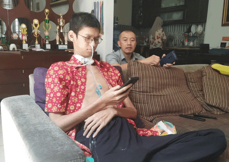 Ayah Sultan Minta Biaya Anaknya Ditanggung