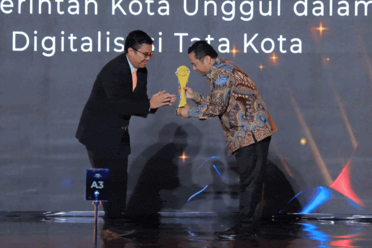 Wujudkan Transformasi Digital, Arief Diganjar Penghargaan