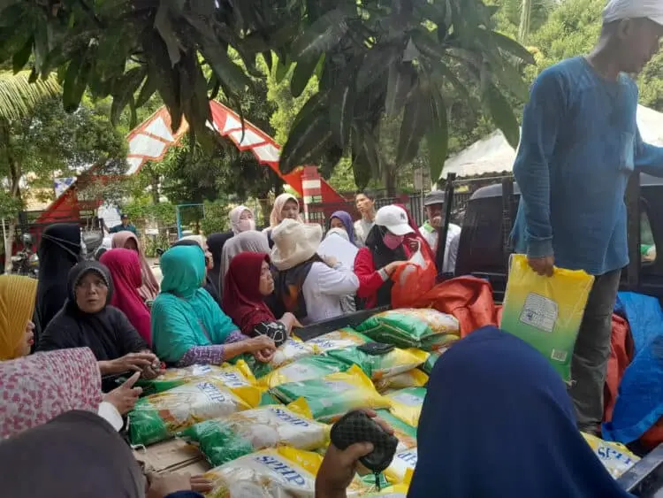 Tak Sampai Setengah Jam, 100 Paket Beras SPHP di Kelurahan Belendung Ludes Terjual
