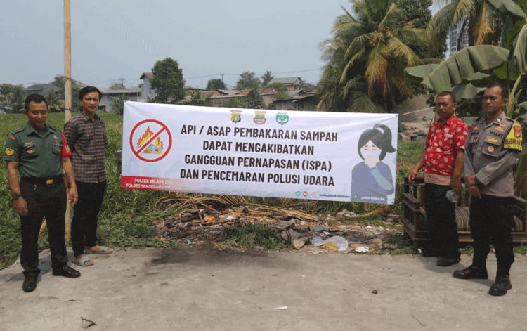 Sebar Spanduk Imbauan Larangan Bakar Sampah, Upaya Polsek Kelapa Dua Tekan Polusi Udara