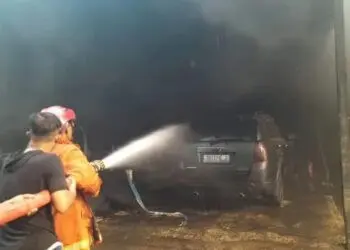 Bengkel Mobil di Periuk Terbakar Hebat, Diduga Dipicu Pembakaran Sampah