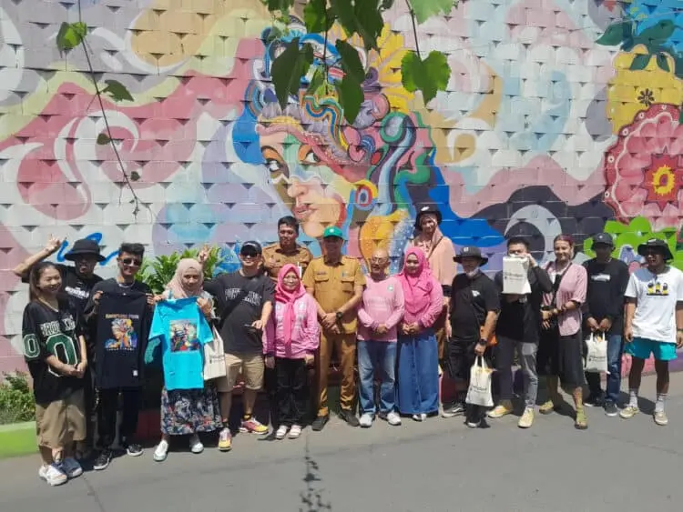 Seniman Mural Mancangera Bertandang ke Kampung Pink Kota Tangerang
