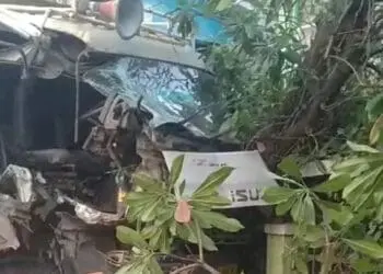 Usai Tabrak 3 Unit Mobil, Truk Pengangkut Tanah Seruduk Pagar Puskesmas Neglasari
