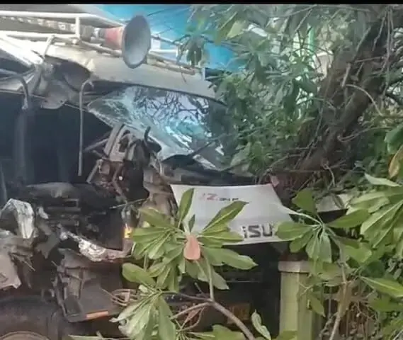 Usai Tabrak 3 Unit Mobil, Truk Pengangkut Tanah Seruduk Pagar Puskesmas Neglasari