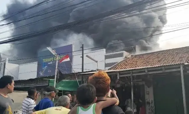 Bengkel Mobil di Periuk Terbakar Hebat, Diduga Dipicu Pembakaran Sampah