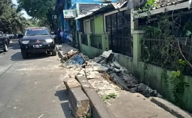 Usai Tabrak 3 Unit Mobil, Truk Pengangkut Tanah Seruduk Pagar Puskesmas Neglasari Usai Tabrak 3 Unit Mobil, Truk Pengangkut Tanah Seruduk Pagar Puskesmas Neglasari