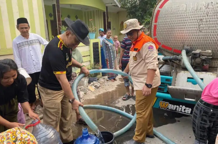 Kwarda Banten Salurkan Air Bersih Untuk Warga Carenang