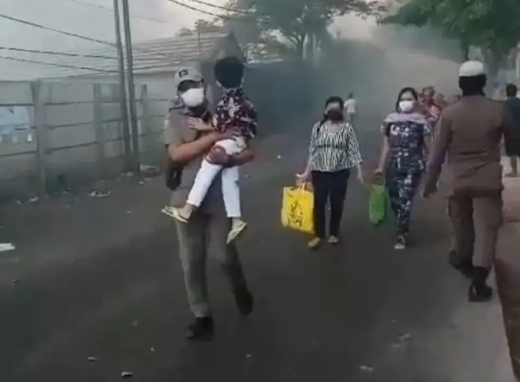 Kebakaran Belum Padam, 34 Warga Sekitar TPA Rawa Kucing Dievakuasi