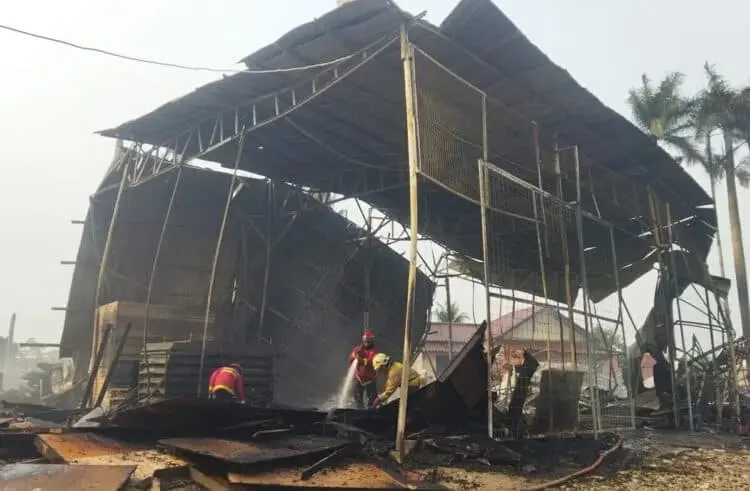 Tiga Gudang Dekorasi Ludes Terbakar di Ciputat
