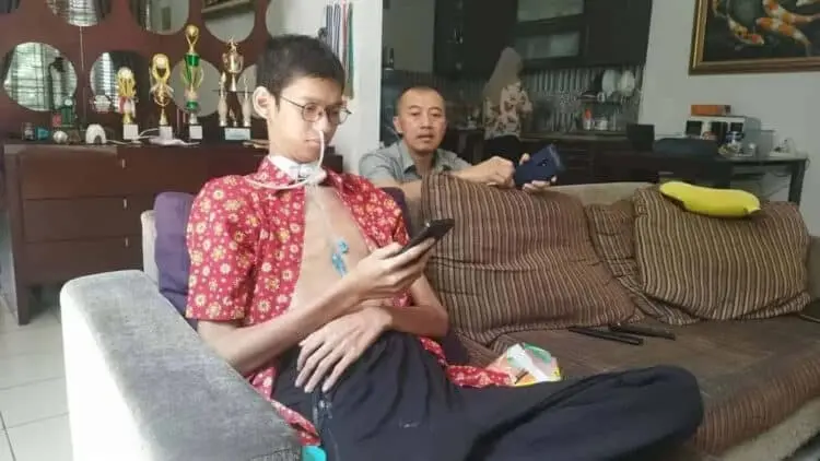 Sultan Rifat Alfatih, Korban Jeratan Kabel Operasi Pengangkatan Pita Suara