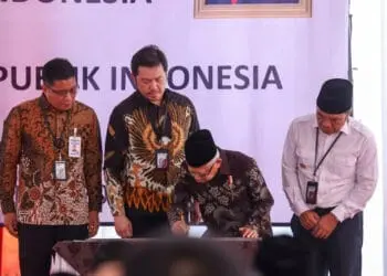 Wapres Ma'ruf Amin, menandatangani prasasti peresmian pabrik baja PT LBI, di Telagasari, Balaraja, Kabupaten Tangerang, Jumat (29/9/2023) lalu. (ISTIMEWA)