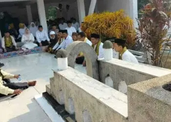 Bupati Serang Ratu Tatu Chasanah dan jajarannya, ziarah ke makam Bupati Serang pertama Brigjen KH Syam'un, di Desa Kamasan, Kecamatan Cinangka, Kabupaten Serang, Rabu (4/10/2023). (SIDIK/SATELITNEWS.COM)