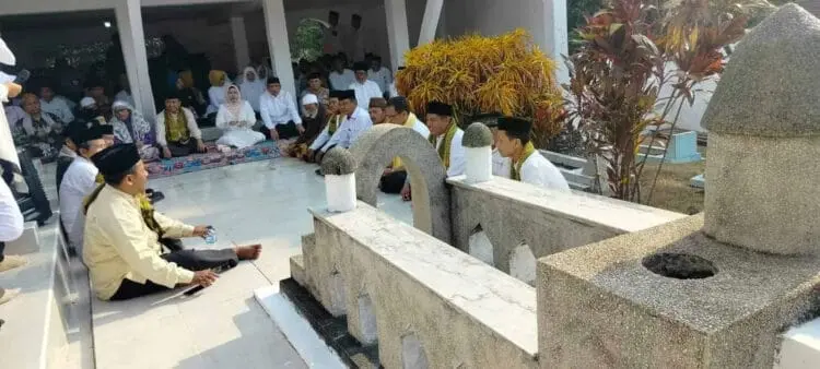 Ziarah ke Makam Alm. KH. Syam'un, Bupati Tatu Ajak Masyarakat Meneladani Bupati Pertama Itu