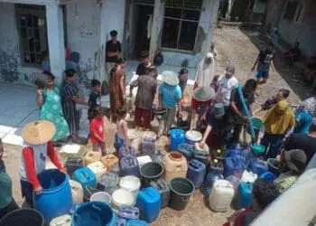 Puluhan warga Kecamatan Patia, Kabupaten Pandeglang, antre air bersih, dampak kemarau panjang, beberapa waktu lalu. (ISTIMEWA)
