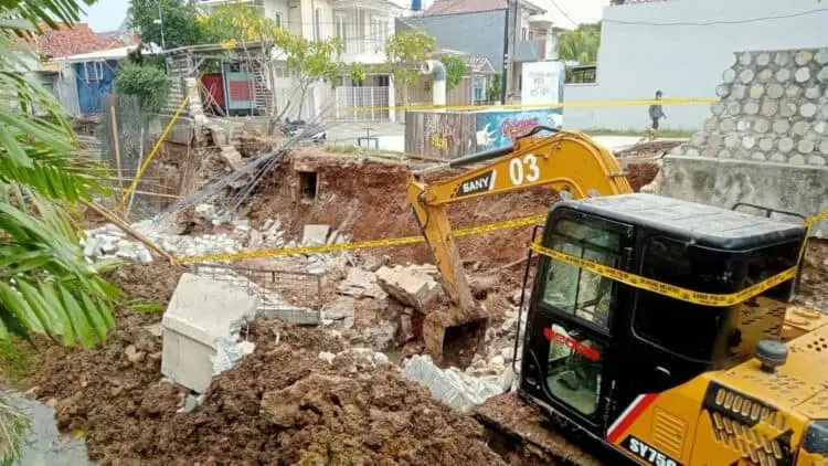 Proyek Normalisasi Turap Kali Serua Disetop Sementara, Korban Peroleh Santunan
