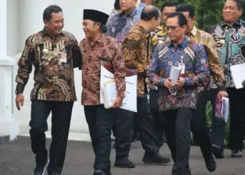 Pj Gubernur Banten Al Muktabar (berpeci hitam), sedang berbincang - bincang. (ISTIMEWA)