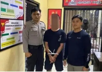 Tersangka penyalahgunaan narkoba (tengah), diapit dua personel Polres Serang, Kamis (12/10/2023). (ISTIMEWA)