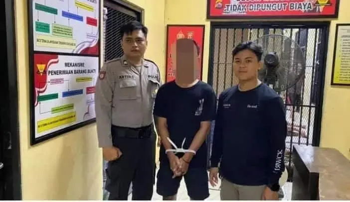 Tersangka penyalahgunaan narkoba (tengah), diapit dua personel Polres Serang, Kamis (12/10/2023). (ISTIMEWA)