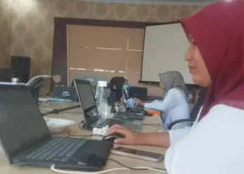 Cek data pendaftar PPPK Guru dan Nakes, Kamis (12/10/2023). (FAHRIE/SATELITNEWS.COM)