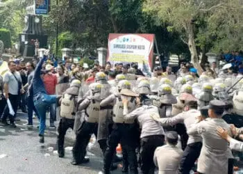 Personel Polres Pandeglang dan jajaran, menggelar simulasi pengamanan Pemilu, Jumat (13/10/2023). (FAHRIE/SATELITNEWS.COM)