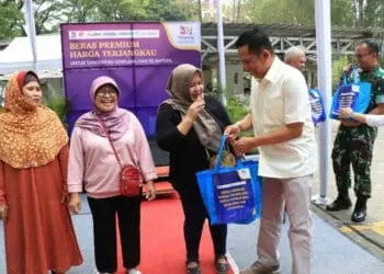 Pj Bupati Tangerang Andi Ony, bagikan beras premium dengan harga terjangkau kepada masyarakat, Sabtu (14/10/2023). (ISTIMEWA)