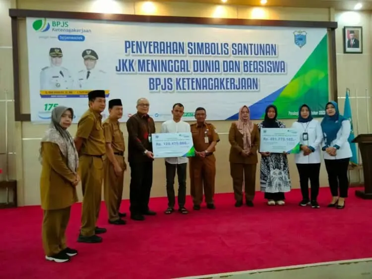 BPJS Salurkan JKK dan JKM Kepada 2 Ahli Waris di Pandeglang
