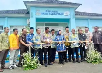 Bupati Serang Ratu Tatu Chasanah, meresmikan gedung pelayanan utama Perumda Tirta Albantani Kabupaten Serang, Selasa (17/10/2023). (SIDIK/SATELITNEWS.COM)