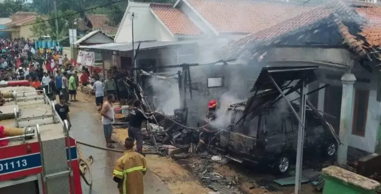 Rumah dan Pemiliknya Terbakar, Korban Dilarikan ke RS Berkah Pandeglang